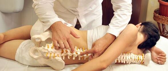 Den Dokter weist Osteochondrose vun der Wirbelsäule